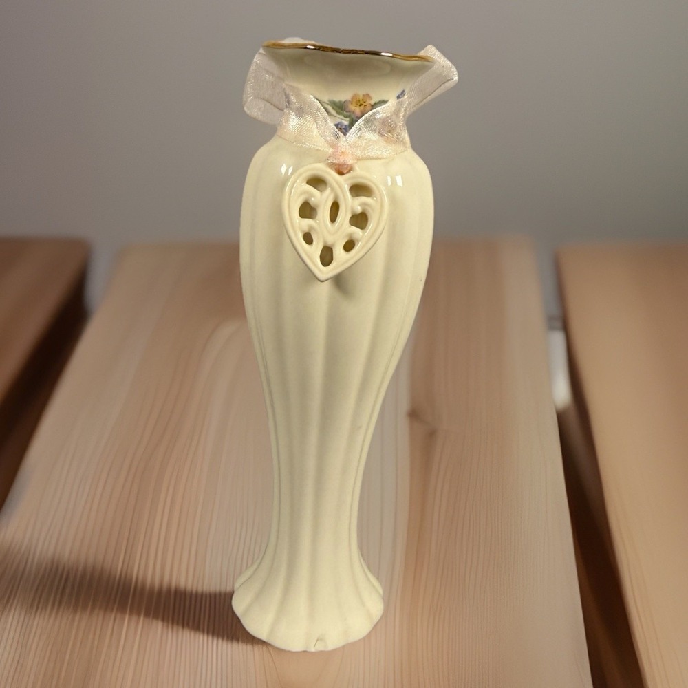 Lenox "Tied‎ with Love" Bud Vase - 6 1/4 in tall ****see Pic For Small Chip